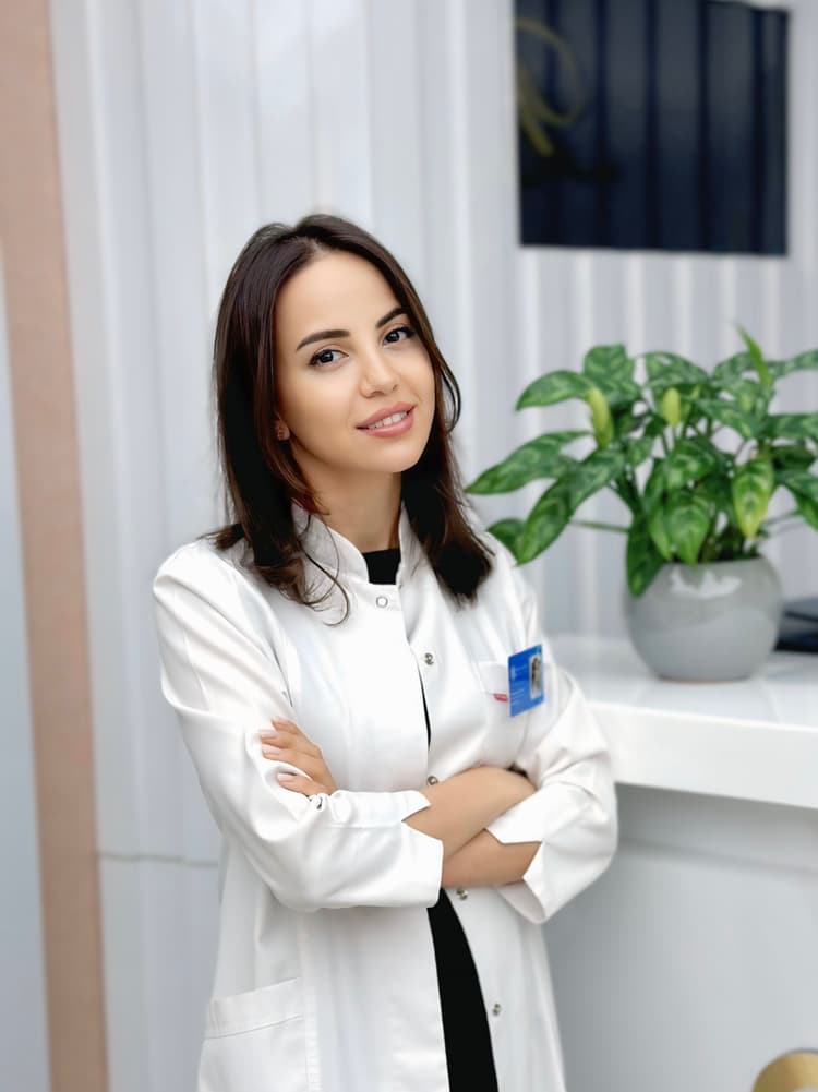 <p><em>Dermatoveneroloq</em></p>